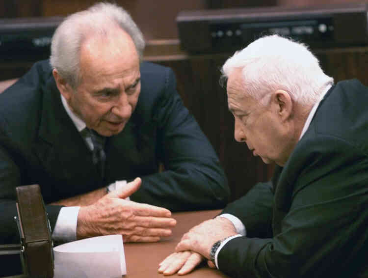 En discussion sur les bancs de la Knesset avec le premier ministre Ariel Sharon, en octobre 2001.