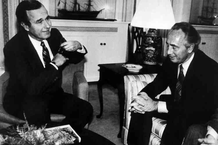 Rencontrant le vice-président George Bush à la Maison Blanche en 1981, Shimon Pérès est alors le leader du Parti travailliste israélien.