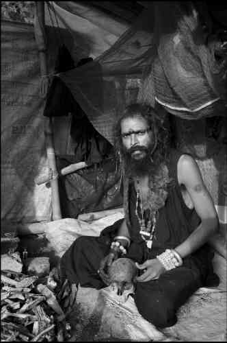 « A Tarapith, en Inde, un sanyassi (renonçant) qui suit la tradition tantrique, utilise le crâne de son guru décédé - pour augmenter ses propres pouvoirs spitituels pendant la méditation ».