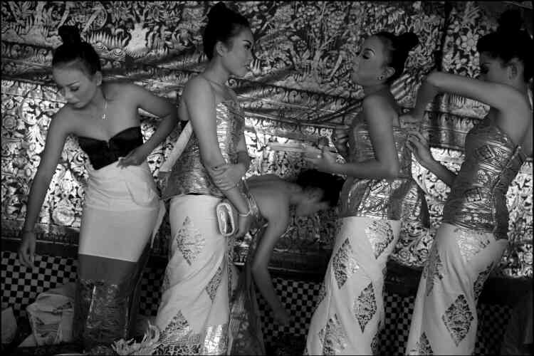 « A Kinmanta, Bali, des jeunes danseuses se préparent à exécuter une danse dans le temple hindou de Pura Batur ».