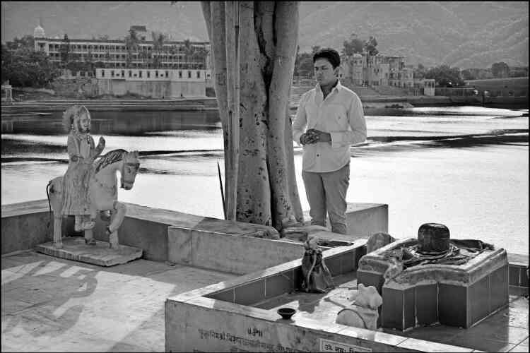 « A Pushkar, en Inde, un homme prie de bon matin sur un petit autel en plein air. Derrière lui, les eaux du lac qu’un esprit semble remuer ».