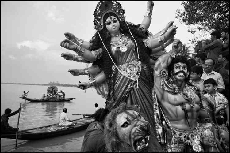 « A Kolkata, en Inde, la déesse Durga, l’avatar bengalie de Kali, ainsi que ses compagnons sont confiés à la rivière Hooghly. Elle a été vénérée pendant plusieurs semaine à travers toute la ville, pendant le festival qui lui est dédiée ».