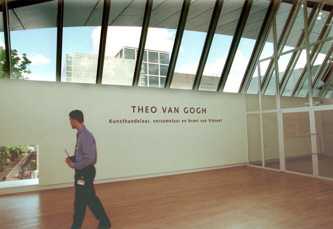 Au Musée Van Gogh, à Amsterdam (Pays-Bas), où les tableaux avaient été volés.