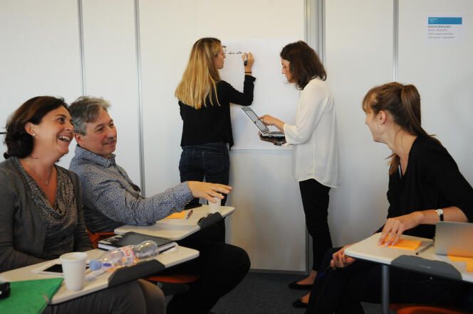 Des professeurs travaillent par petits groupe sur les pédagogies universitaires innovantes au séminaire Sapiens, à Paris, le 9 septembre.