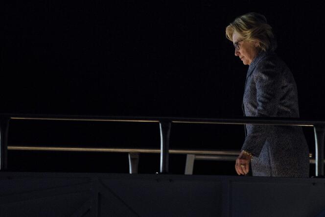 Hillary Clinton descend de son avion à Vero Beach, en Floride, le 30 septembre 2016.