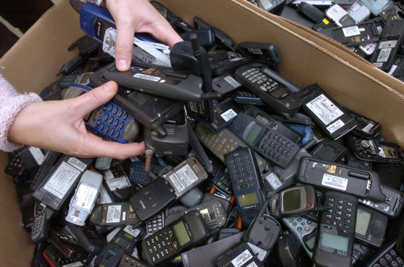 ca PIN (deux-sèvres) în atelierele de bocaje: cutii de carton umplut cu telefoane mobile utilizate destinate a fi reciclate sau reparate Telefoanele mobile utilizate destinate reciclate sau reparate. Frank Perry / AFP