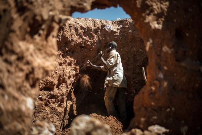 Un homme cherche du cobalt dans une mine près de Lubumbashi en République démocratique du Congo.