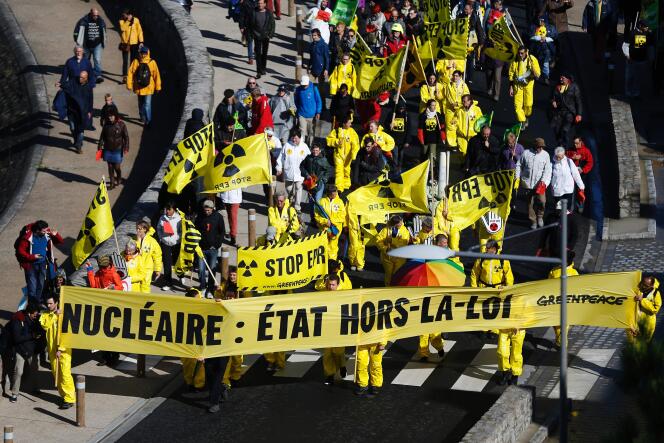 Manifestation anti-nucléaire près de l’EPR en construction de Flamanville, le 1er octobre.
