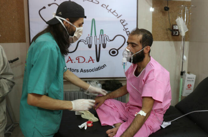 « Si nous ne faisons rien, d’autres massacres vont se perpétrer. Il faut immédiatement réagir, les Aleppins sont décimés » (Photo: un  docteur s’occupe d’un syrien qui a du mal à respirer, le 6 septembre).