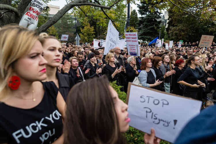 Les manifestants protestent contre un projet de loi visant à rendre passible d’une peine de prison la pratique de l’avortement. Varsovie, le 1er octobre 2016.