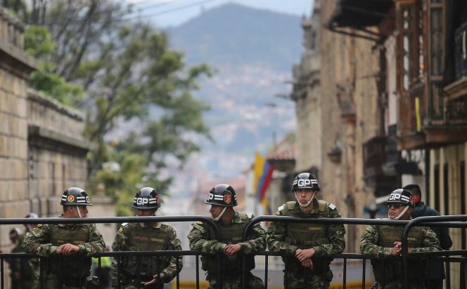 Des soldats pendant le référendum sur l’accord de paix, le 2 octobre, à Bogota, en Colombie.