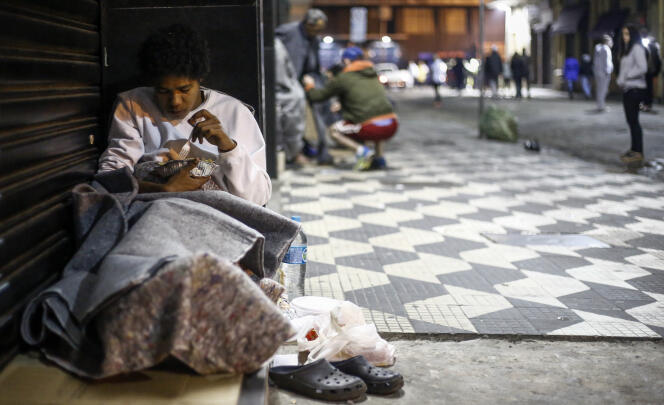 Une personne sans abri à Sao Paulo, en juin. Le Brésil fait partie des pays dont la part de la population la plus pauvre a vu ses revenus croître depuis 2008.