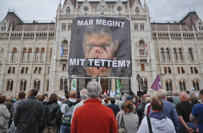 « Qu’ai-je encore fait ? », peut-on lire sur une pancarte représentant Viktor Orban, à Budapest, le 2 octobre. Vadim Ghirda/AP