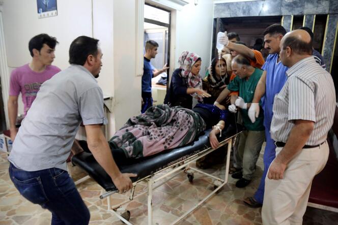 Les premiers secours sont portés à une femme, après l’explosion qui a fait 22 morts lors d’une cérémonie de mariage, le lundi 3 octobre au soir à Hassaké. L’attaque a été revendiquée par l’organisation Etat islamique.