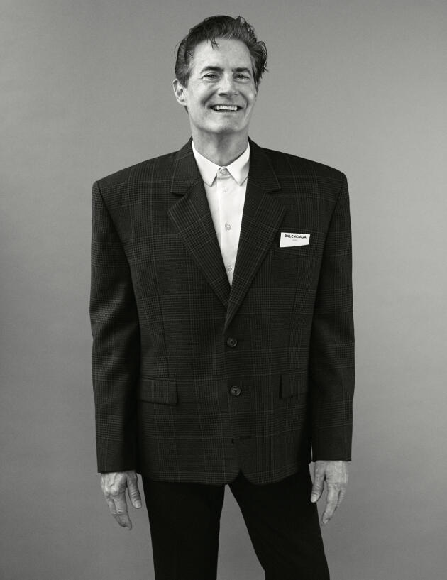 Kyle MacLachlan dans « M » le magazine du Monde. (Veste SS 17 en coton, Balenciaga. Chemise et pantalon en coton, Giorgio Armani).
