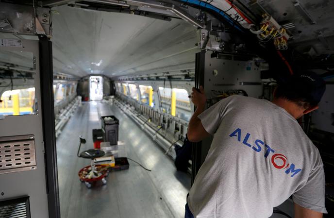 Fabrication d’un TGV dans l’usine Alstom de La Rochelle, en août.