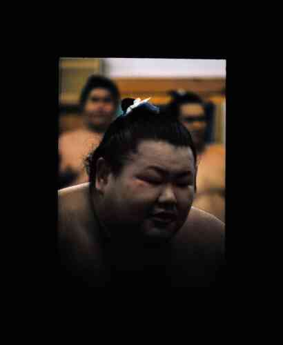Le rikishi Fukugoriki aux prises avec un lutteur amateur.