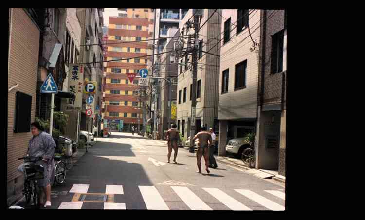 Ces lutteurs aux mensurations hors-normes sont vénérés et adulés au Japon. Les photographes Alexis Armanet et Vanessa Lefranc ont suivi trois jours durant le quotidien de ces colosses aux pieds d’argile. Dans cette rue de l’arrondissement de Chuo, à Tokyo, se trouve l’écurie de sumos Arashio. Fondée en 2002 par l’ancien champion Oyutaka Masachika, elle accueille 14 rikishis (lutteurs) et figure parmi la quarantaine de heyas que compte le Japon.