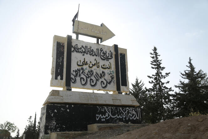 Des slogans de l’organisation Etat islamique à l’entrée de la ville de Manbij, dans le nord de la Syrie, le 23 juin.