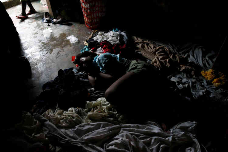 Vlola Joseph dors sur le sol de sa maison, après le passage de l’ouragan, à Port-au-Prince, le 5 octobre.
