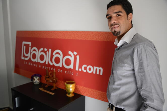 Mohamed Ezzouak, 38 ans, dans les bureaux de Yabiladi, à Casablanca.