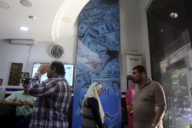 Dans un bureau de change, au  Caire, en août.