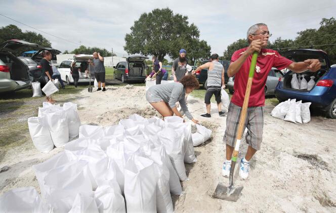 En attendant, la Floride, habituée aux tempêtes tropicales, se prépare : distribution de sacs de sable, péages levés et ouverture de refuges.