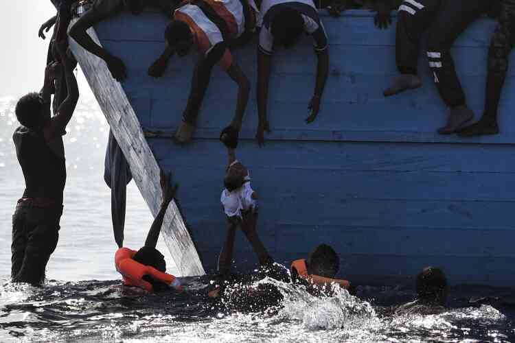 « C’était la panique à bord, il y avait des gens qui sautaient à l’eau », a témoigné le photographe de l’Agence France-Presse Aris Messinis, qui se trouvait à bord.