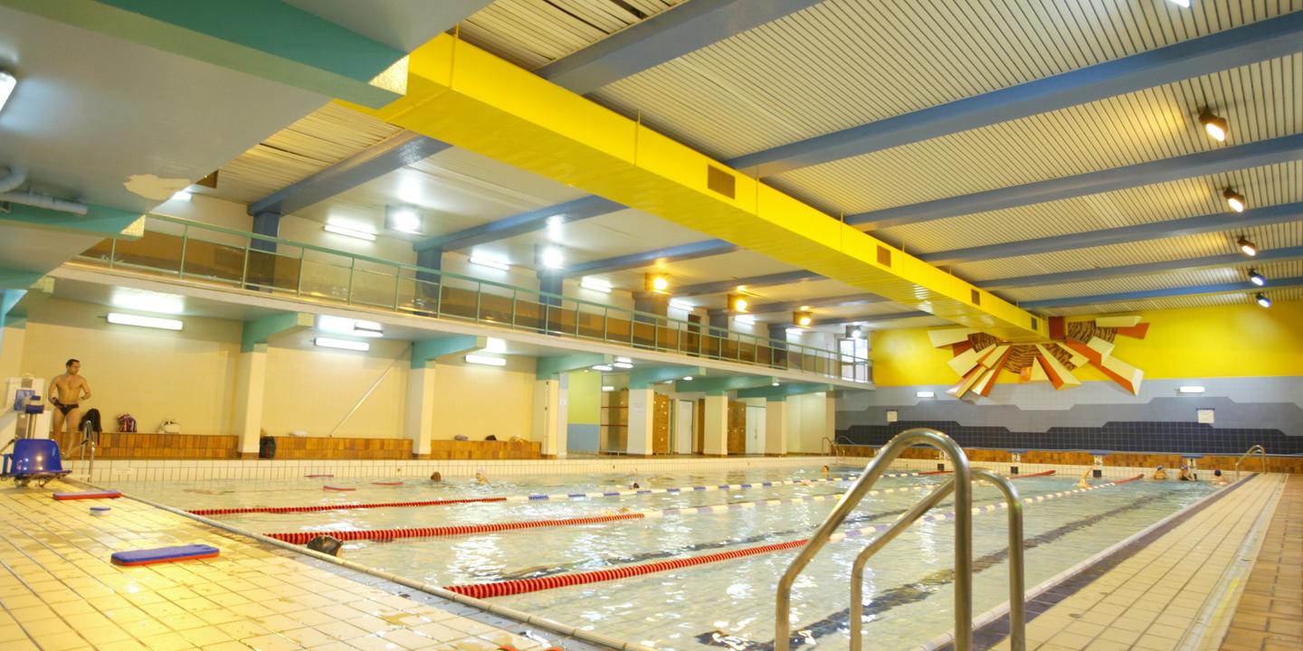 une piscine parisienne chauffee par la