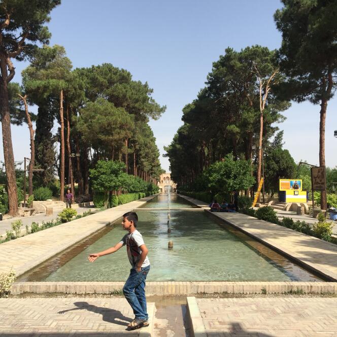 Le jardin de Dowlat Abad couvre 8 hectares. Créé en 1160, il est typique du jardin persan, très structuré, avec ses canaux, ses bassins, son pavillon et son mur d’enceinte.