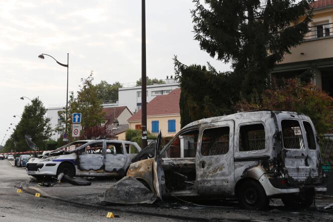Voitures incendiées après l’attaque de policiers à Viry-Châtillon, le 8 octobre.
