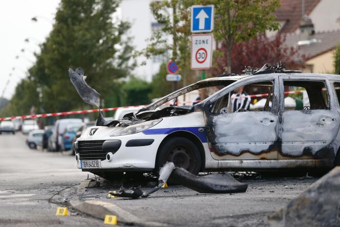 Deux véhicules de police, avec quatre agents à bord, ont été attaqués avec des cocktails Molotov, le samedi 8 octobre, à Viry-Châtillon (Essonne).