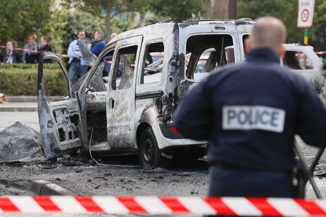 Le véhicule des policiers a été brûlé par des cocktails Molotov.