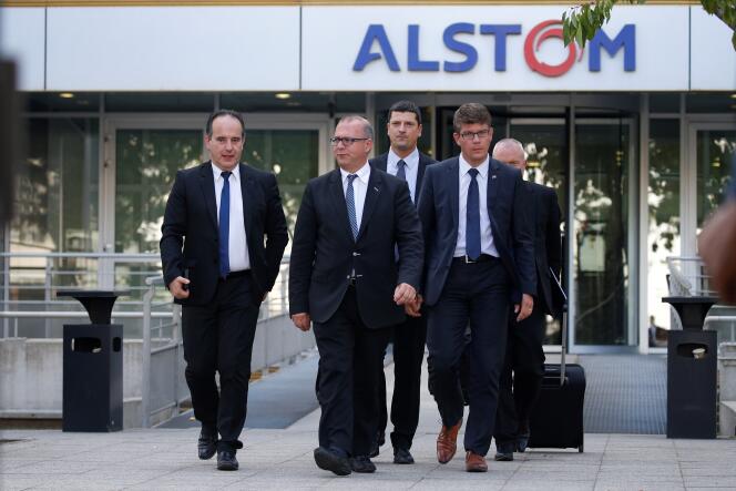 Le maire de Belfort, Damien Meslot, et des élus locaux à la sortie du siège d’Alstom, à Saint-Ouen, le 13 septembre 2016.