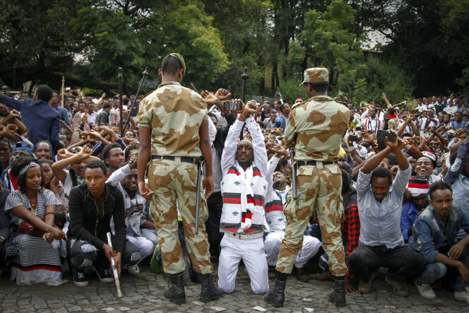 Des soldats éthiopiens tentent d’arrêter des manifestants à Bishoftu, dans la région Oromo, en Ethiopie, le 2 octobre, après des émeutes ayant fait des dizaines de morts.