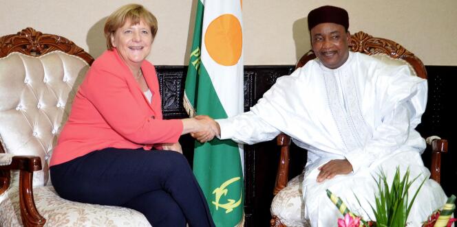 La chancelière allemande Angela Merkel avec le président du Niger Mahamadou Issoufou à Niamey le 10 octobre 2016.