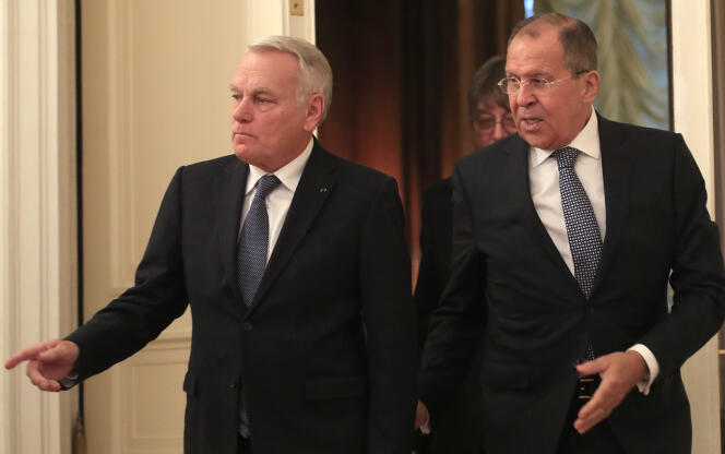 Le ministre des affaires étrangères, Jean-Marc Ayrault, et son homologue russe, Sergueï Lavrov, à Moscou, le 6 octobre.