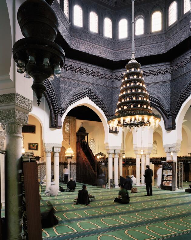 Salle de prière de la Mosquée de Paris.