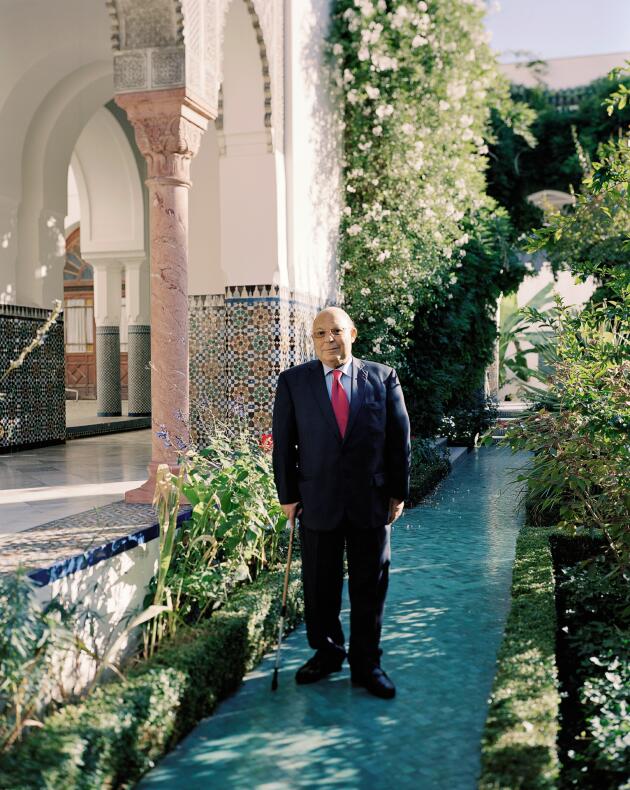 Dalil Boubakeur, ici le 3 octobre 2016, dans le jardin de la Mosquée de Paris, dont il est le recteur depuis 1992, se qualifie lui-même de « Voltaire de l’islam ».