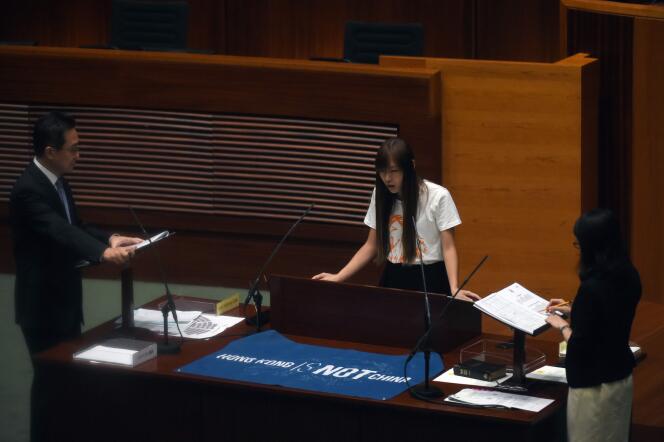 Nouvellement élue, la députée Yau Wai-ching, 25 ans, prend  la parole au Conseil législatif hongkongais devant une bannière « Hongkong n’est pas la Chine », le 12 octobre.