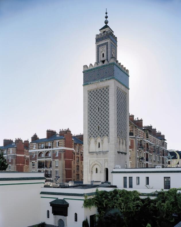 Inaugurée en 1926, la Grande Mosquée de Paris, dans le 5e arrondissement de la capitale, dispose du plus haut minaret de France (33 mètres de haut).