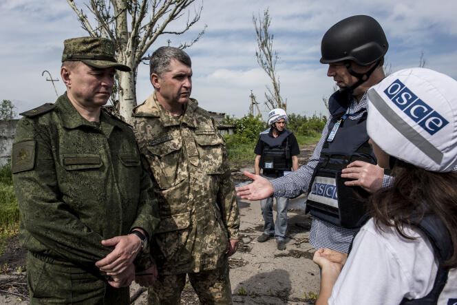 Alexander Hug, chef adjoint principal de la mission d’observation de l’OSCE, avec des représentants du Joint Center for Control and Coordination, structure installée sur le territoire ukrainien et regroupant des officiers ukrainiens et russes, le 27 mai 2016.