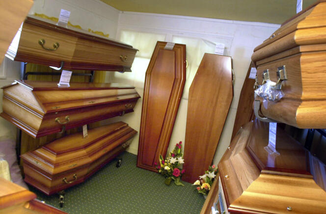 Cercueils en vente dans une boutique de pompes funèbres, 9 mai 2003, Caen.