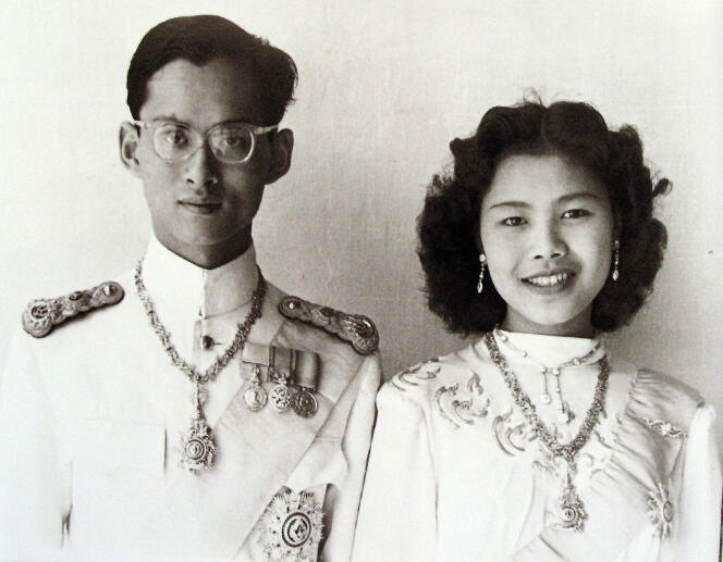 Photo non datée du roi Bhumibol et de sa femme Sirikit.