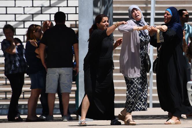 Une femme à l’annonce de la mort de son petit-fils, devant l’hôpital Lenval, le 15 juillet, au lendemain de l’attentat sur la promenade des Anglais, à Nice.