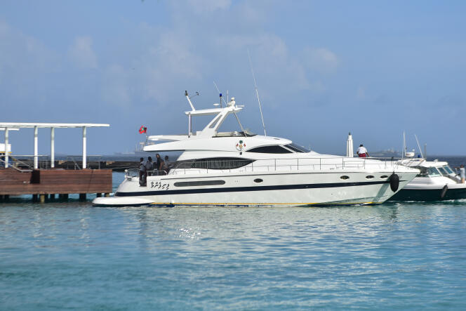 Le « Finifenma », le yacht du président Abdulla Yameen, est amarré à Male, aux Maldives, le 29 septembre 2015.