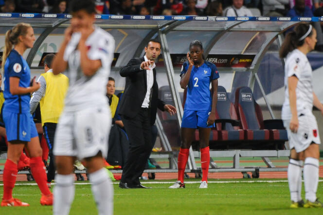L’entraîneur de l’equipe de France Olivier Echouafni et Aissatou Tounkara au stade Charlety le 20 septembre 2016.