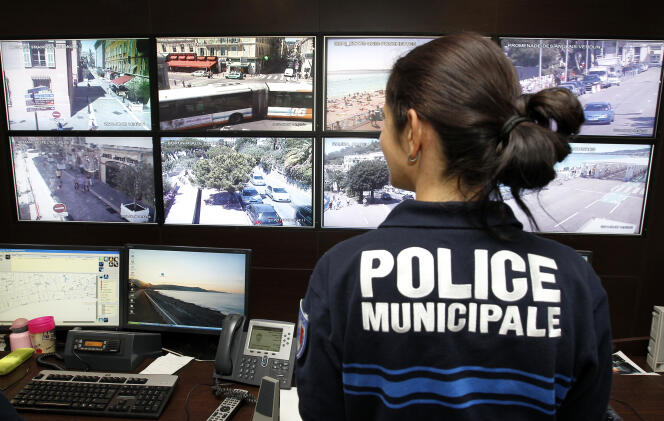 Une policière municipale devant les écrans de surveillance de la police municipale de Nice, le 08 août 2011.