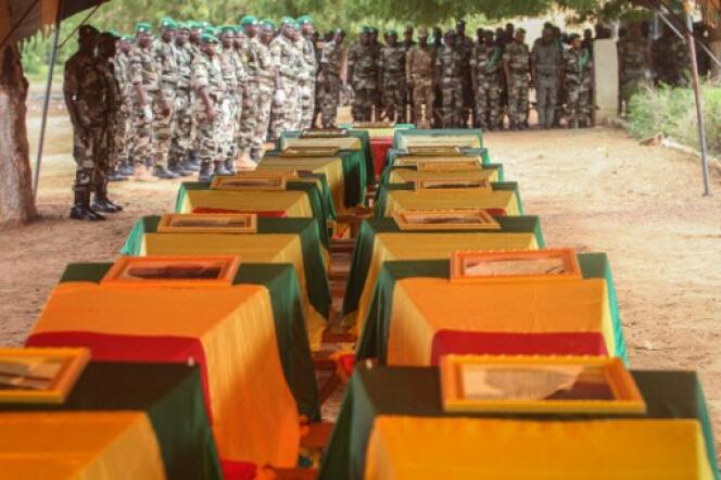 Cérémonie funéraire à Ségou, dans le centre du Mali, après la mort de dix-sept soldats maliens lors d’un affrontement avec un groupe armé peul, le 19 juillet 2016.