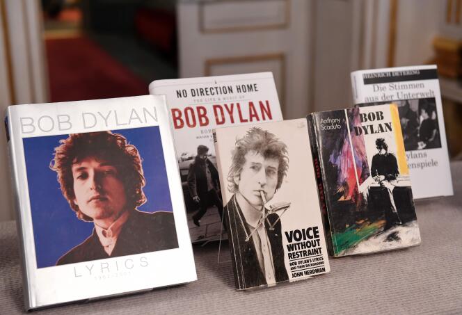 Livres sur Bob Dylan exposés à l’Académie suédoise, à Stockholm, le 13 octobre.